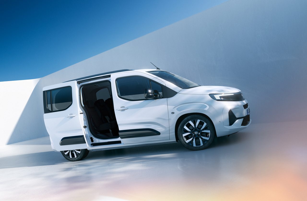  Seitenansicht eines weißen Opel Combo Electric mit Schiebetür